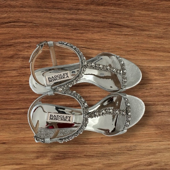 Women’s BADGLEY MISCHKA Silver T-Strap Yadira Wedge Leather Sandals, SZ. 6. - Picture 7 of 13